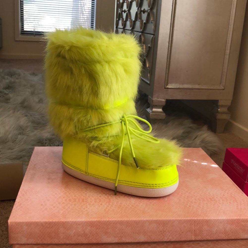 Cape Robbin Winter Lace Up Fur Moon Boots